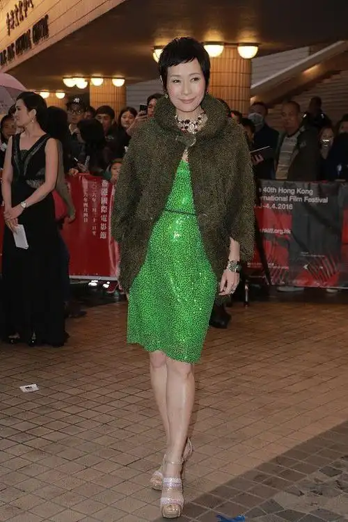 叶童虽然很低调但穿上减龄的绿色服装看着不像快60岁的人