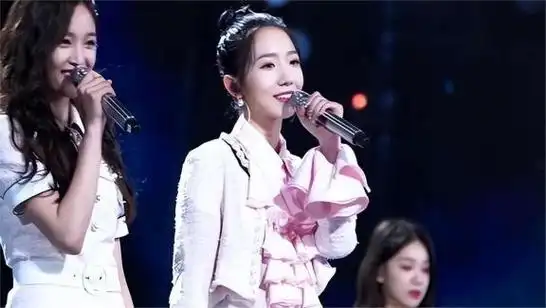 曾经在海外担任偶像练习生的孟美岐,自从创造101女团走红后,团队里