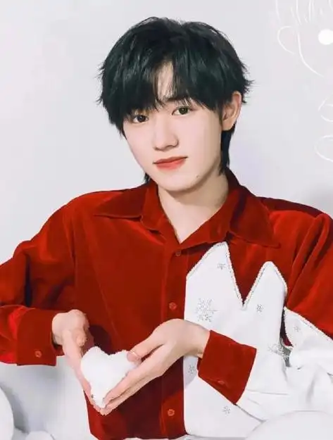 对于粉丝和观众来说,宋亚轩的演唱会排练照片无疑是一种期待和鼓舞.