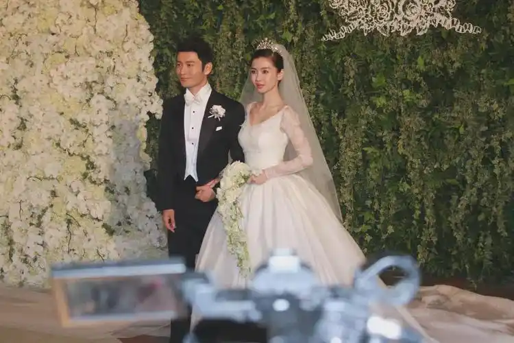 黄晓明在微博晒出结婚证,宣布与angelababy正式登记结婚