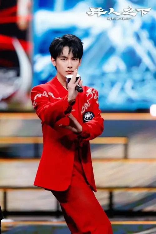 更是在吊威亚时直面恐高的生理反应,"恐高是胡先煦的事,和张楚岚有什