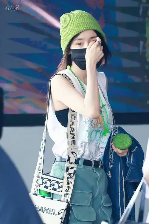 杨幂不愧是街拍的神!穿短袖戴绿帽子素颜惊艳机场,大长腿太辣了