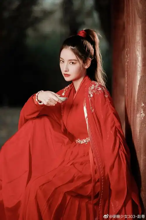 硬糖少女303-赵粤抚剑斟酒,鲜衣怒马,又飒又美~赵粤古装红衣束发孕屯