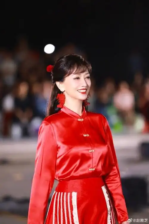 3/ 8@赵雅芝 晒照,传统与现代相结合的红色马面裙,极具东方美,心甘