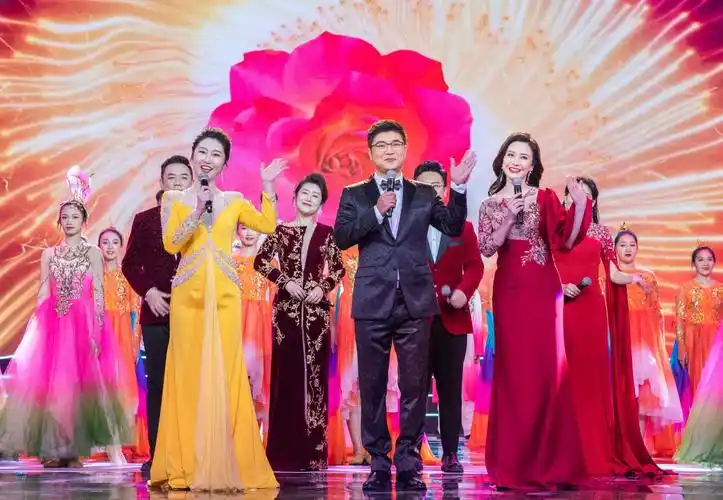 《春天的旋律·2022》跨国春节晚会的主持人向观众献上新春祝福.