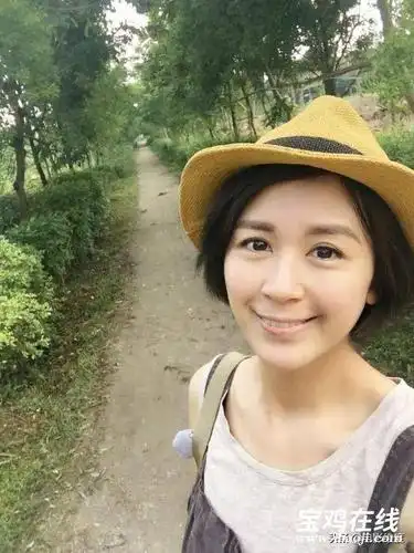 38岁唐宁,为婚姻而隐退娱乐圈,如今孤身一人照顾儿女