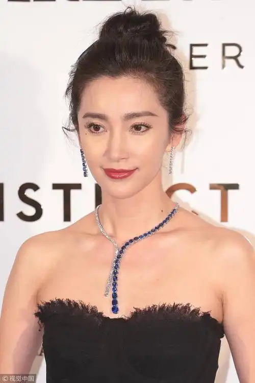 李冰冰香港出席晚宴抹胸礼服高贵迷人