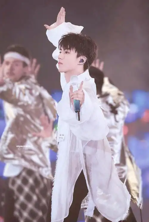 易烊千玺话筒特色王俊凯