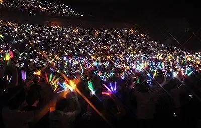 通常参加偶像演唱会的粉丝,入场都要拿上一大堆荧光棒,用来为自己的