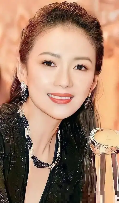 章子怡在山间奔跑,没有涂口红,也没有化眼影,身穿红衣.