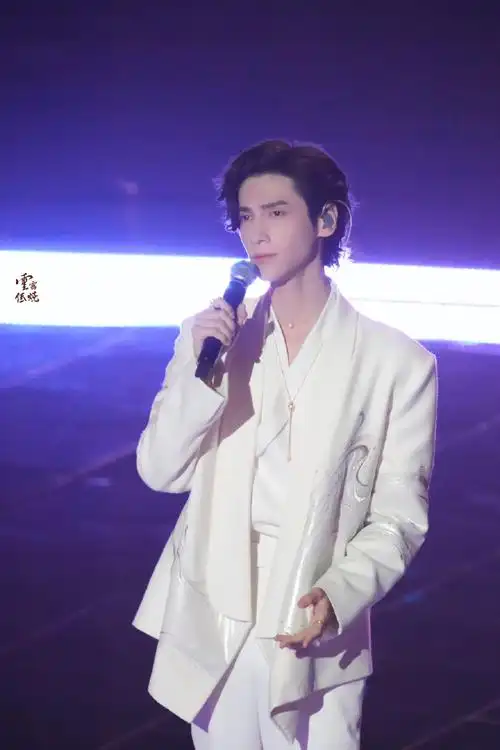 罗云熙超话#罗云熙#一些正脸的美颜暴击无法用言语描述@罗云熙leo