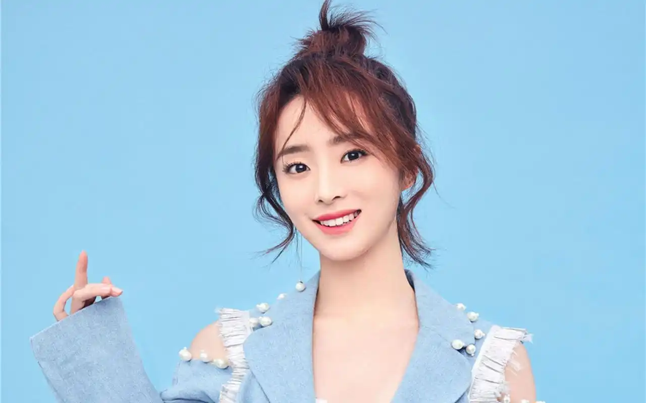 胡冰卿清新靓丽时尚写真图片桌面壁纸