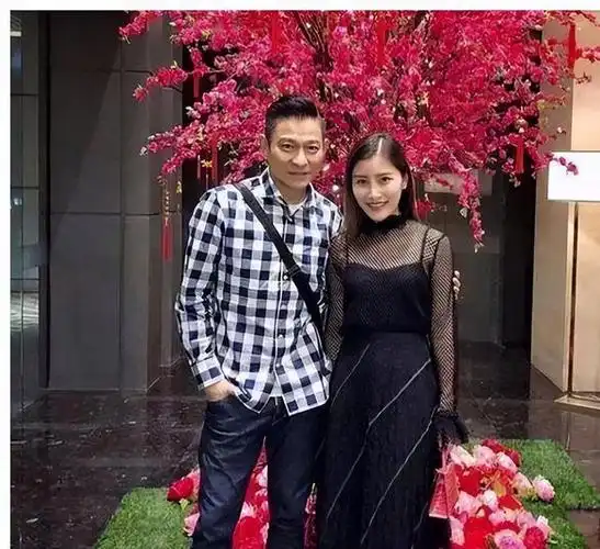 望着丈夫刘德华幸福的微笑,朱丽倩心中充满了自豪和喜悦.