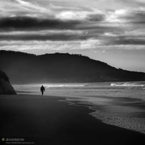 娘驼背迷糊着眼睛清扫年橘的橙黄一地破碎的相思在娘经过的路口我就是