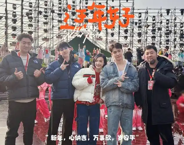 240209|张艺兴春晚相关合照(持续更新)捕捉到一只春晚会场外右手举