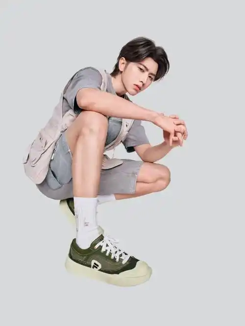 欧阳娜娜和蔡徐坤上脚全新curve曲板鞋另一款主打舒适轻量脚感的pop