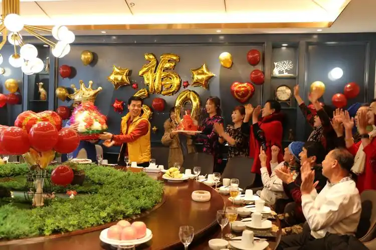 在"祝您生日快乐"的祝福欢乐声中,拉开了今天的生日宴会帷幕.