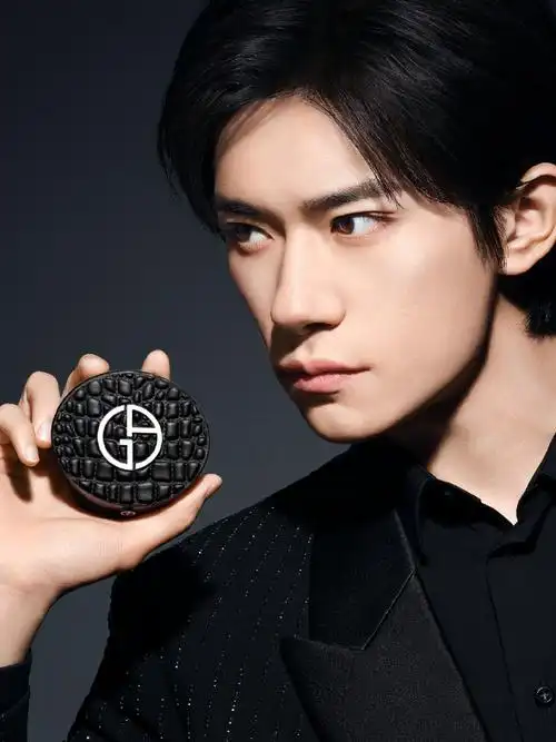 与@tfboys-易烊千玺一起探索全新#阿玛尼鳄纹奢黑气垫#  细腻丝光