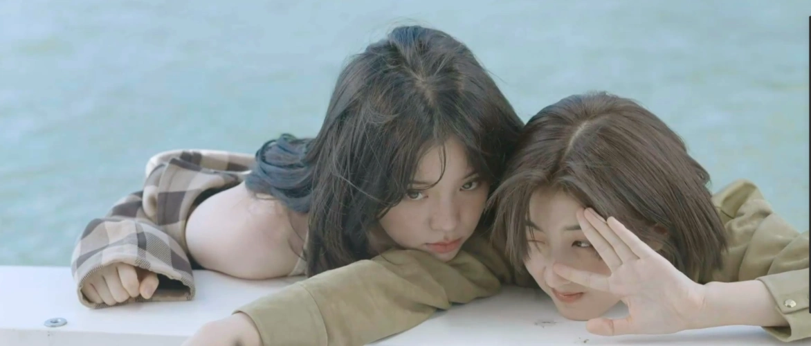 欧阳娜娜张子枫合体封面照曝光亲密无间友谊万岁