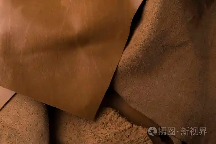 穿真正自然的深棕色皮革纹理背景,旧复古真皮