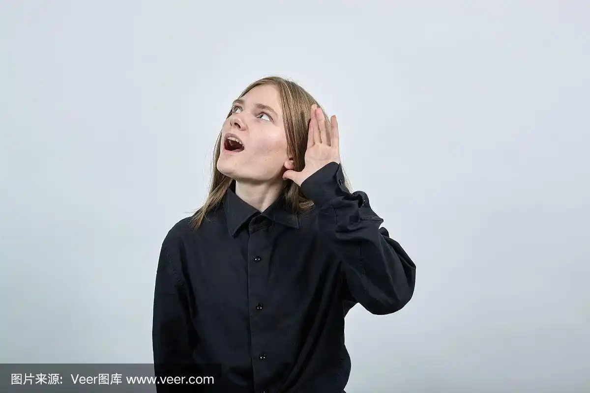 白人妇女在时尚的黑色衬衫保持手靠近耳朵,倾听,尖叫