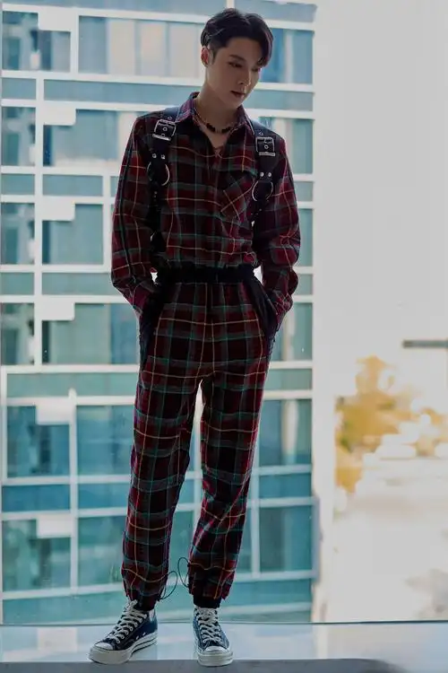 "小绵羊"张艺兴风格多变,穿蓝色卫衣配卡其工装裤,尽显潮男范