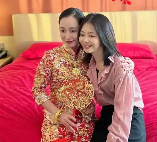 11月19日谭松韵参加好友董晴婚礼