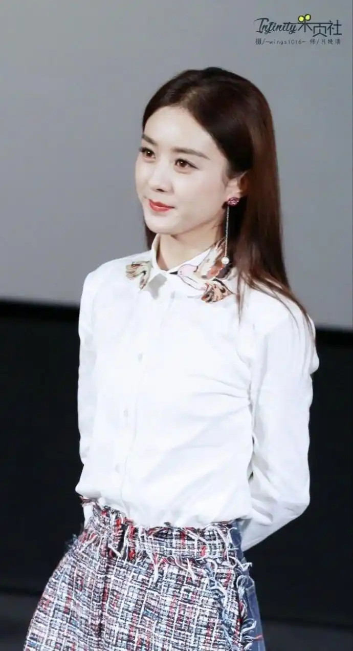 赵丽颖穿白衬衫清澈的样子,少女感十足,这就是那个清纯可爱的颖宝啊