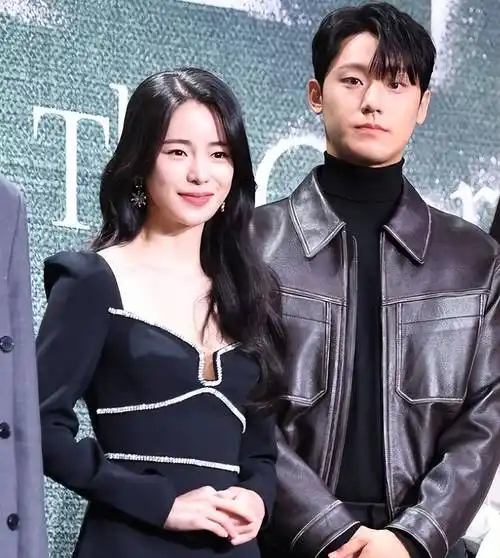 《黑暗荣耀》中诞生了首对情侣,演员李到晛和林智妍公开承认恋爱