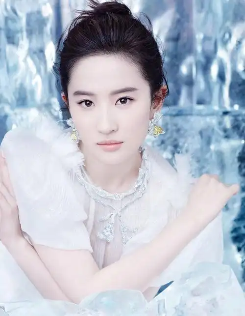 p>刘亦菲,1987年8月25日出生于湖北省武汉市,华语影视女演员,歌手