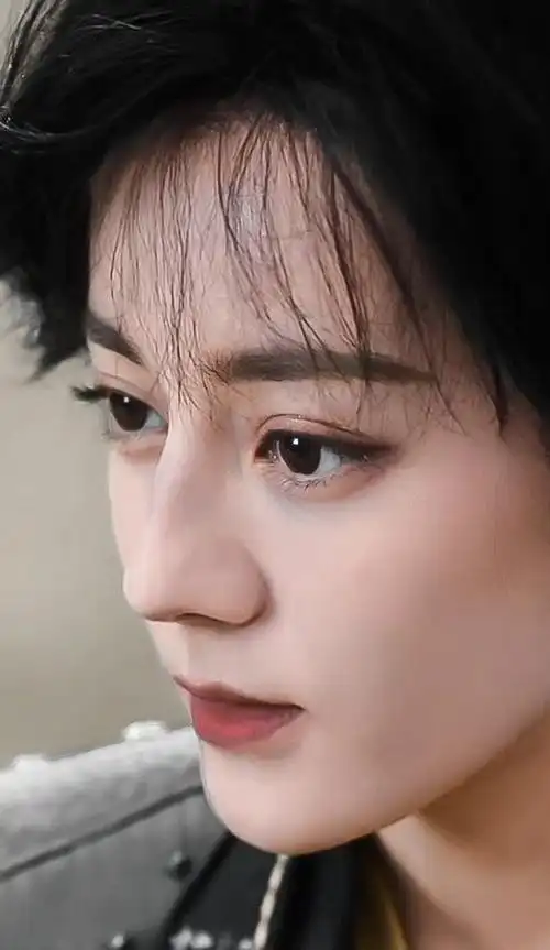 迪丽热巴短发好有少年感