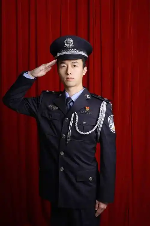 【六一特辑】让我们永远年轻,永远热泪盈眶_梦想_警服_责任