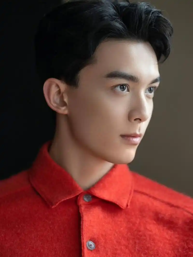 pcstar#  近日,吴磊身着全红色衬衫西裤套装现身活动现场,本就是叛照