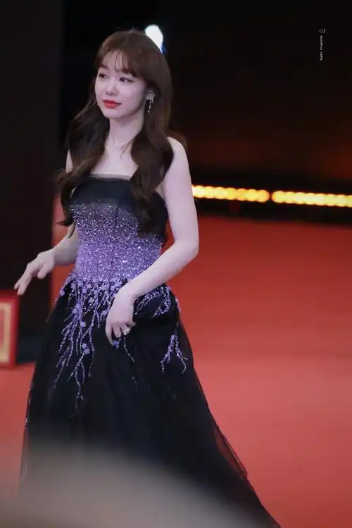 徐梦洁星河冰凌裙##徐梦洁冬日暗夜星河妆