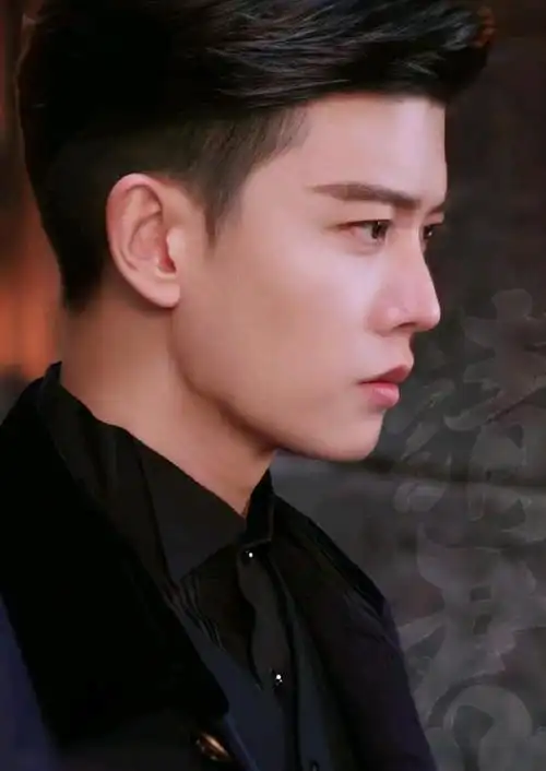 任嘉伦无忧渡侧颜高清路透来了,蓝色的衣服显得很清新,小丸子头随意一