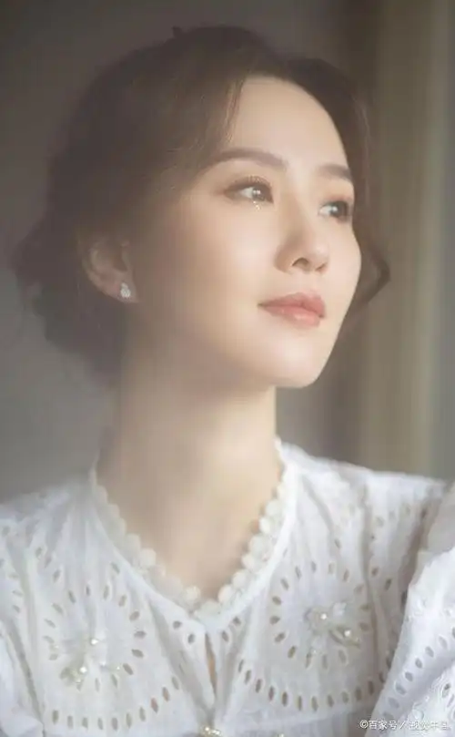 当37岁刘诗诗和41岁唐嫣坐到一起才彻底懂得皮相美与骨相美差别