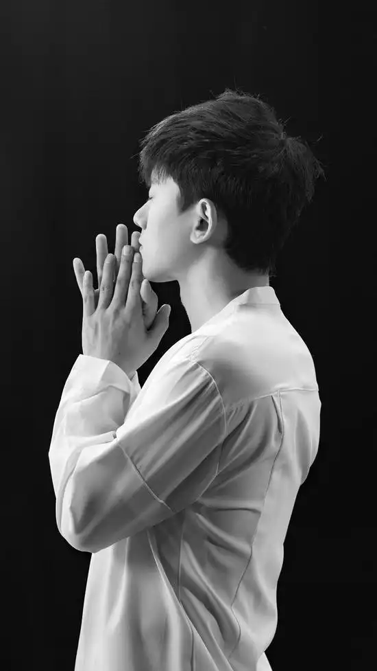 张杰没抢到自己演唱会门票自制站票要钉在舞台上