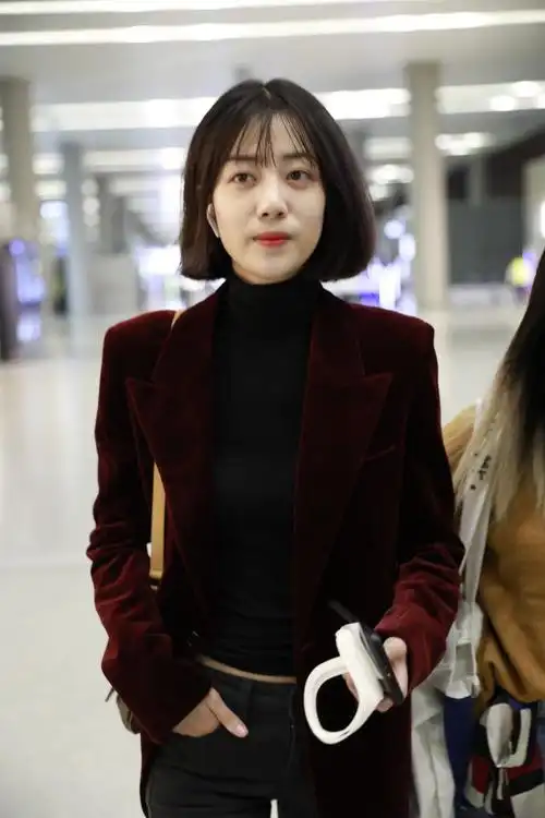 李溪芮现身上海某机场,着装干练美丽获网友点赞!