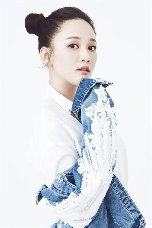 46岁的陈乔恩不服老,穿牛仔裙露香肩,依然少女感满满