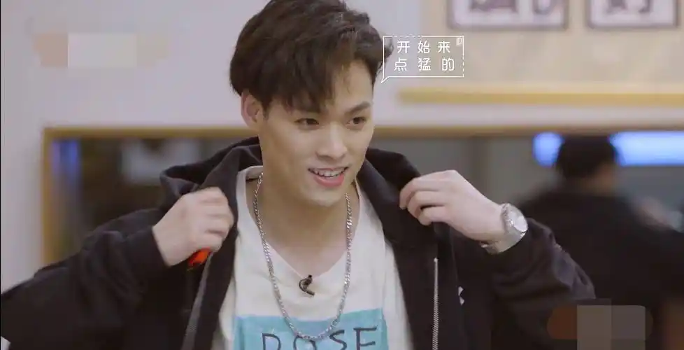 范丞丞曾经和蔡徐坤一起出道,他的舞蹈舞蹈功底小娱在《偶像练习生》