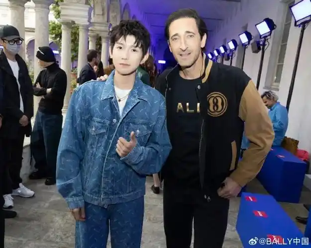 老板晒和王源合照