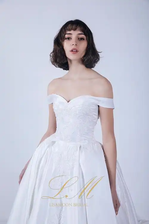 设计师系列白色刺绣钉珠一字肩宫廷款主纱_婚纱礼服专卖/婚礼服装定制