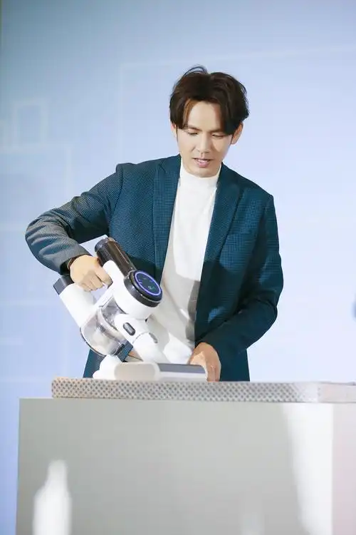 钟汉良空降品牌线下活动现场大合唱悠闲时光