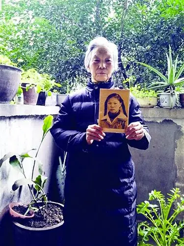 南当初寄回的自己的单人照,成都的罗秀英老人都会忍不住想起那段初恋