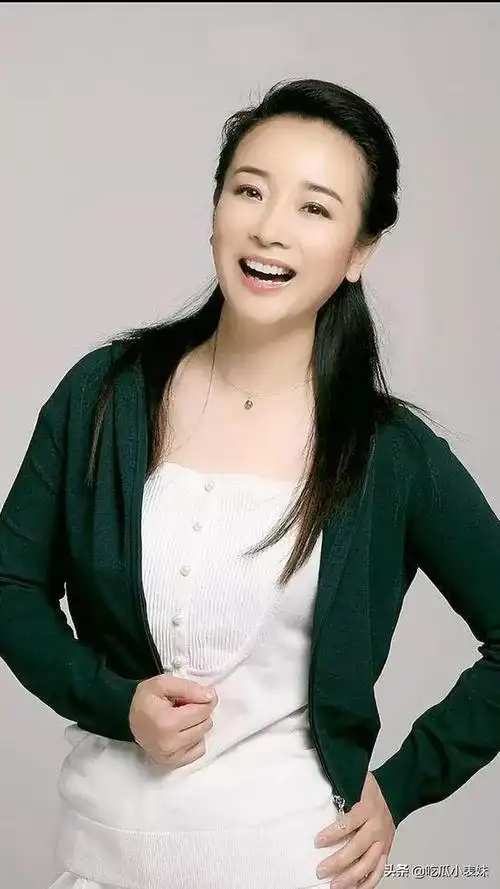 陈小艺丰满身材秀丽典雅