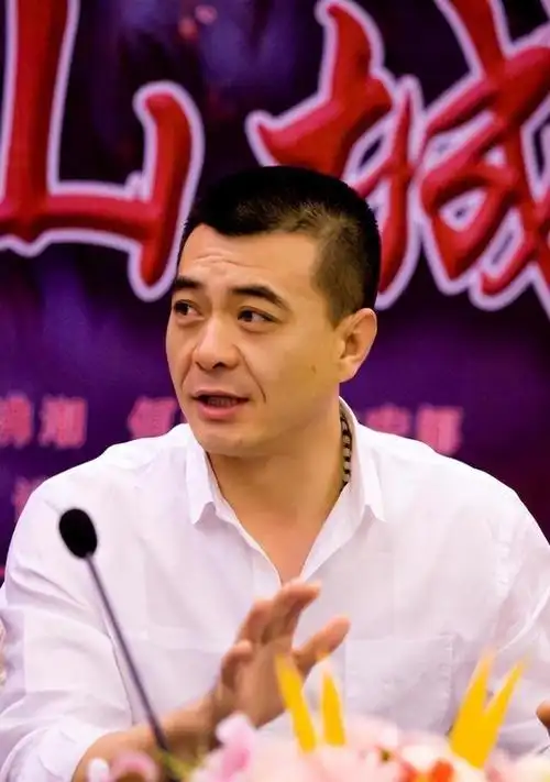 王新军抛弃原配娶小7岁秦海璐如今做导演成为人生赢家