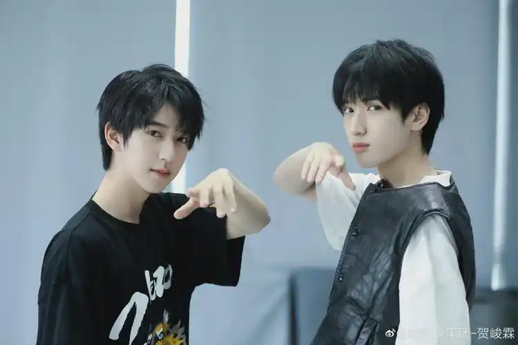 贺峻霖发博为严浩翔庆生,从小一起长大的两位小朋友,友谊长存