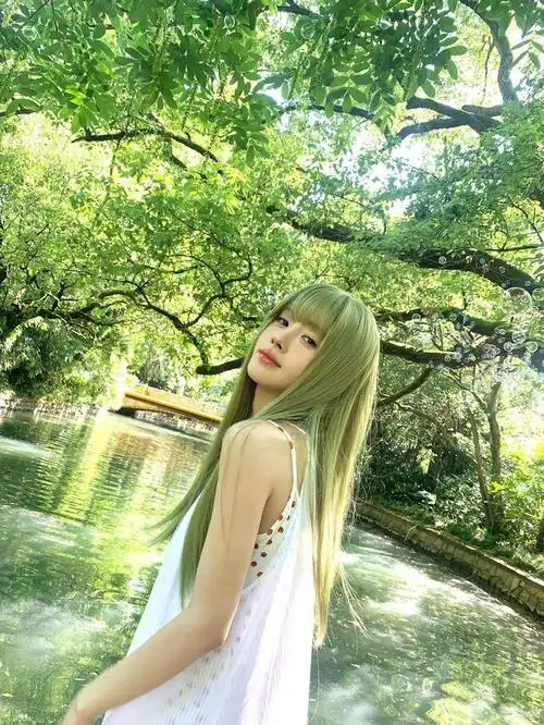 鞠婧祎分享最新营业照,绿发白裙宛若林中仙女,沉溺在泡泡浪漫中