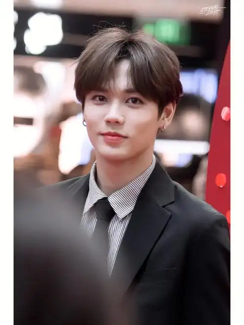 林彦俊ysl站台壁纸873