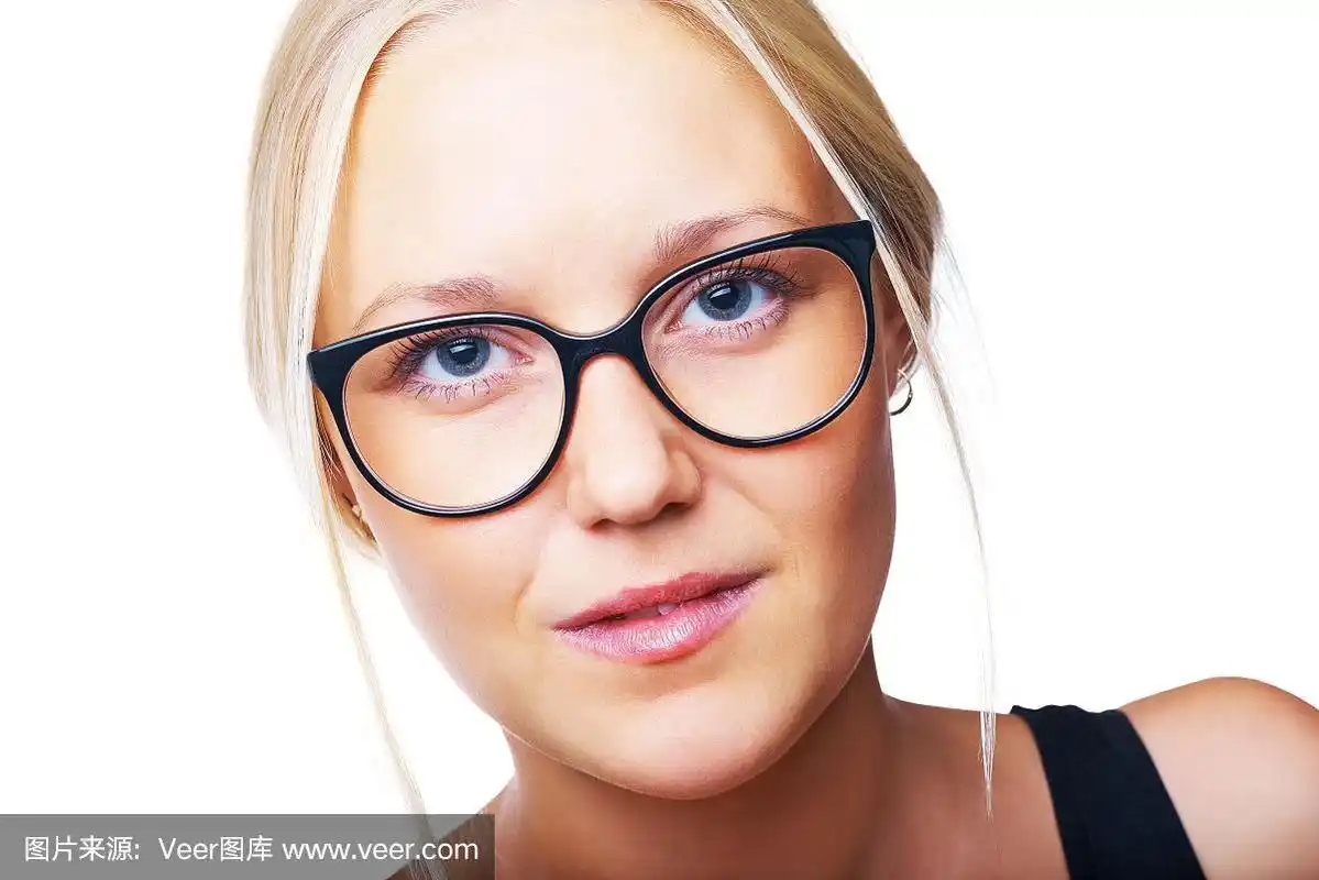 漂亮的年轻女孩戴着眼镜